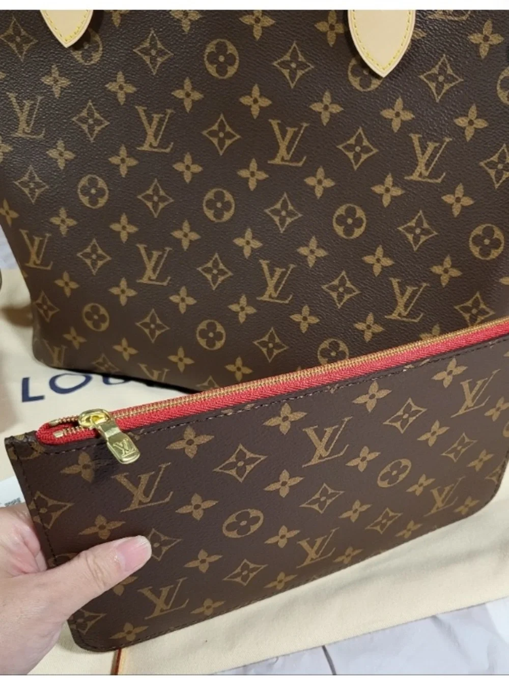 Louis Vuitton Neverfull MM
Monogram Brand New Full Set w/ Pochette $2352 Retail - Picture 7 of 16